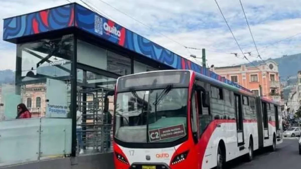 Buses del sistema Trolebús y Ecovía en estación de transferencia en Quito