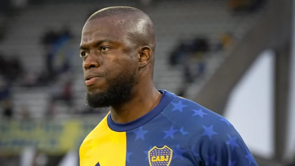 Enner Valencia celebrando su gol con la camiseta de Boca Juniors en el fútbol argentino