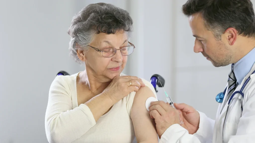 Atención médica y vacunación preventiva para adultos mayores