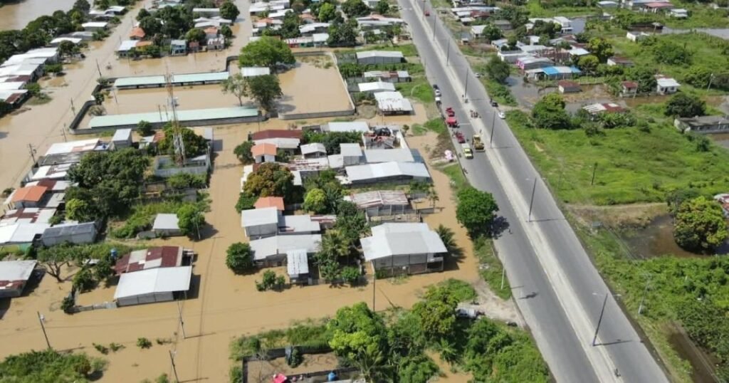 Esmeraldas declara emergencia provincial por fuertes lluvias y destina recursos para atender daños