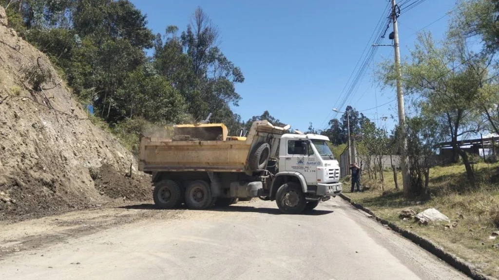 Maquinaria pesada despeja derrumbe en carretera estatal de Ecuador durante el feriado