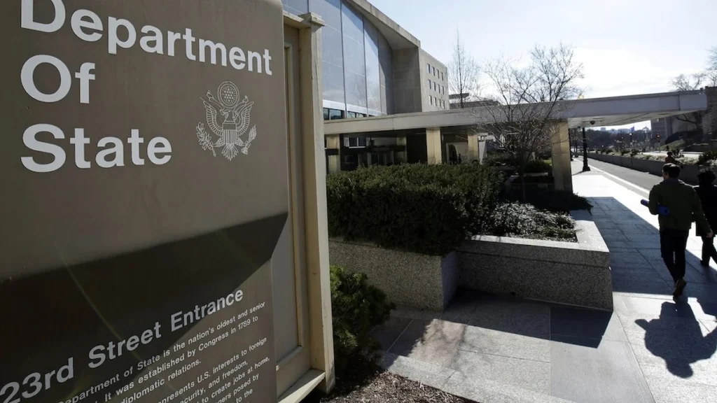 Pasaporte de Estados Unidos y tablero de salidas de aeropuerto