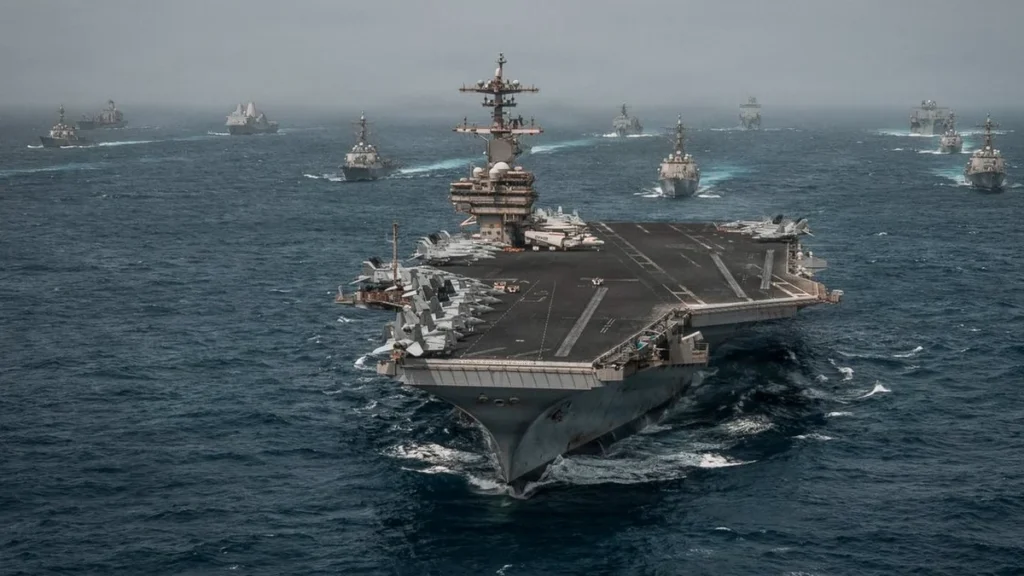 Portaaviones USS Theodore Roosevelt navegando en alta mar con escolta naval