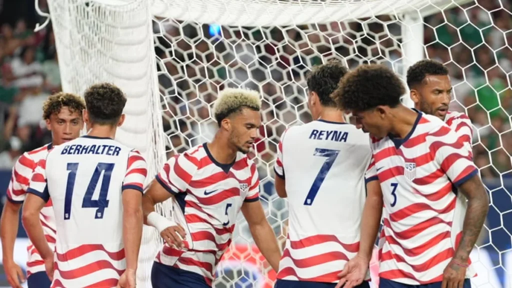 Jugadores de Estados Unidos y México disputando el balón en el clásico amistoso
