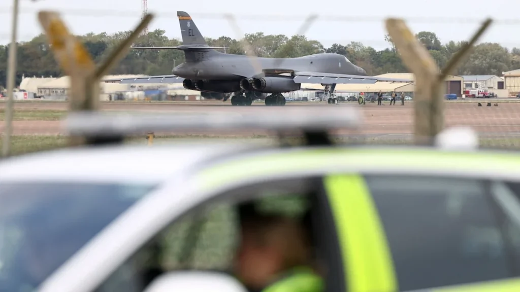 Bombardero estratégico de la Fuerza Aérea de EE. UU. en la pista de una base militar