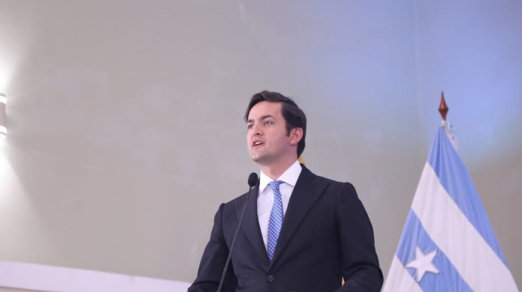 'El Ecuador de ahora es lo que es por Guayaquil', dice Esteban Torres en sesión por los 206 años