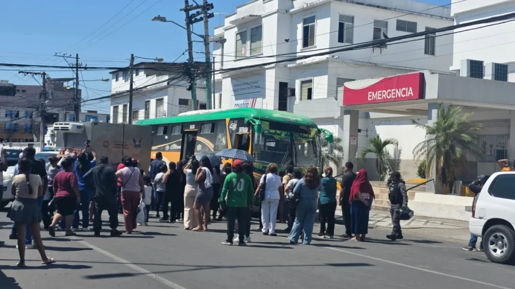 Personal policial e investigación forense en bus de transporte urbano en Machala