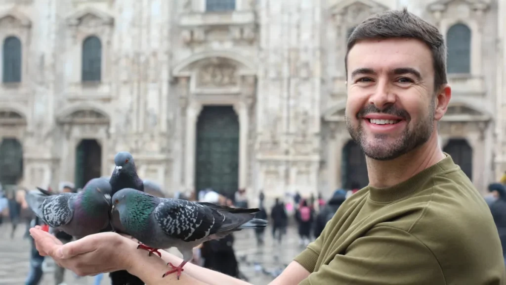 Aves silvestres reaccionando a la presencia humana en un parque