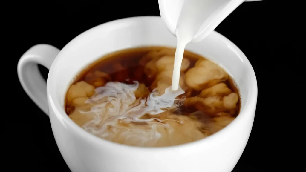 Taza de café con crema espesa vertida en un estudio nutricional