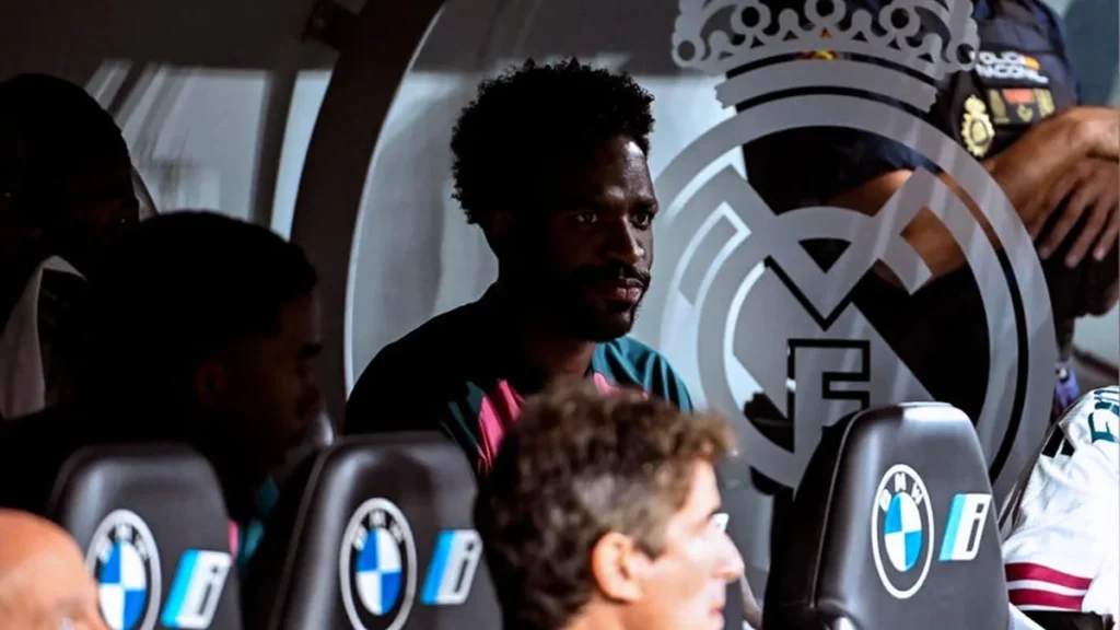 Vinícius Júnior delantero del Real Madrid protestando al árbitro