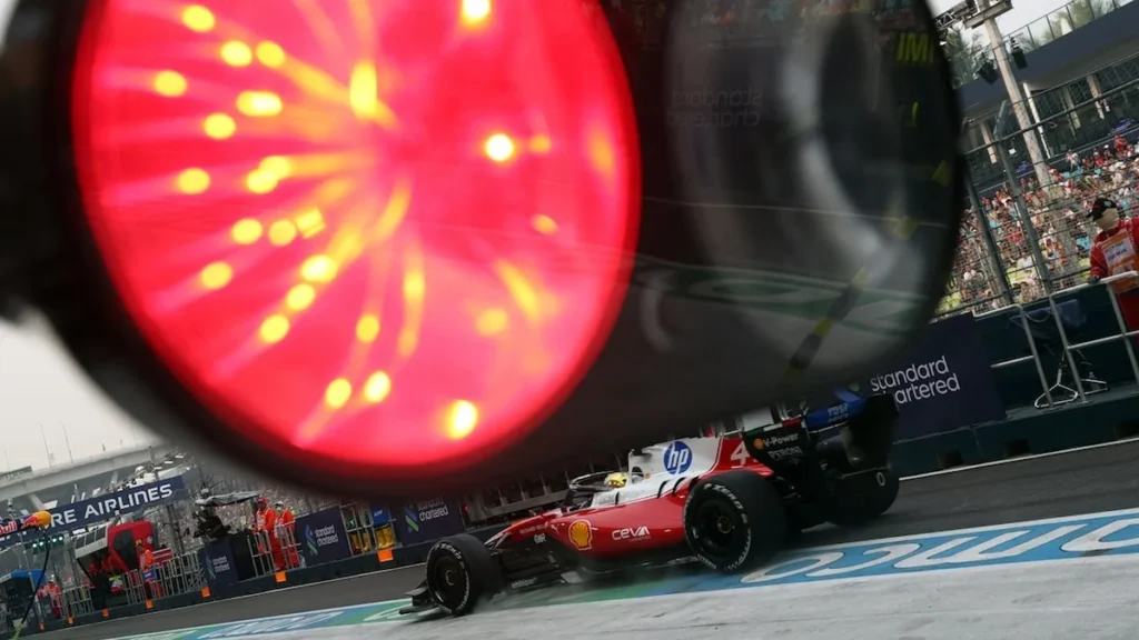 Monoplazas de Fórmula 1 en el circuito urbano nocturno de Marina Bay en Singapur