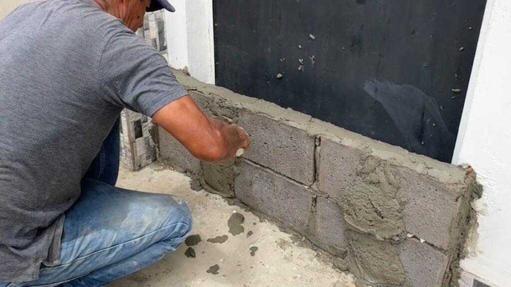 Familias de Mapasingue levantan muros de cemento ante riesgo de lluvias