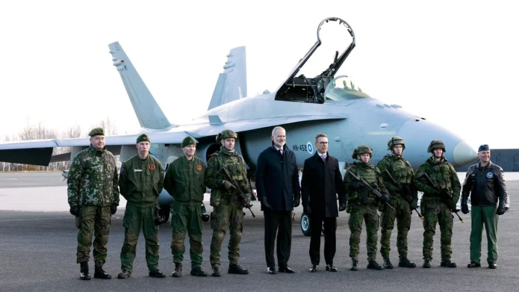 El rey Felipe VI y el presidente Alexander Stubb en la base aérea militar de Laponia