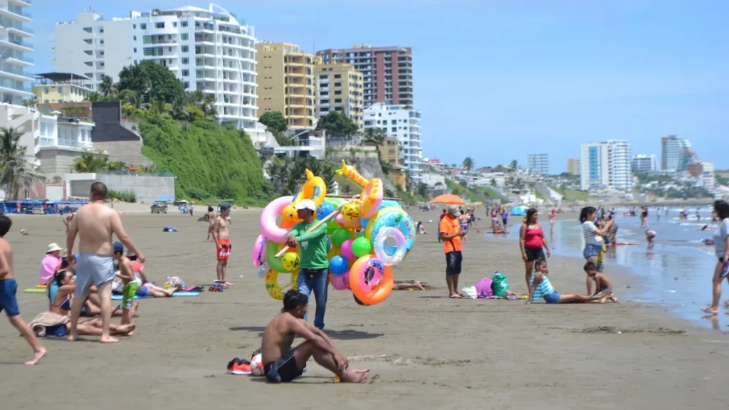 Panorámica de la playa El Murciélago en Manta con turistas y escenario para espectáculos