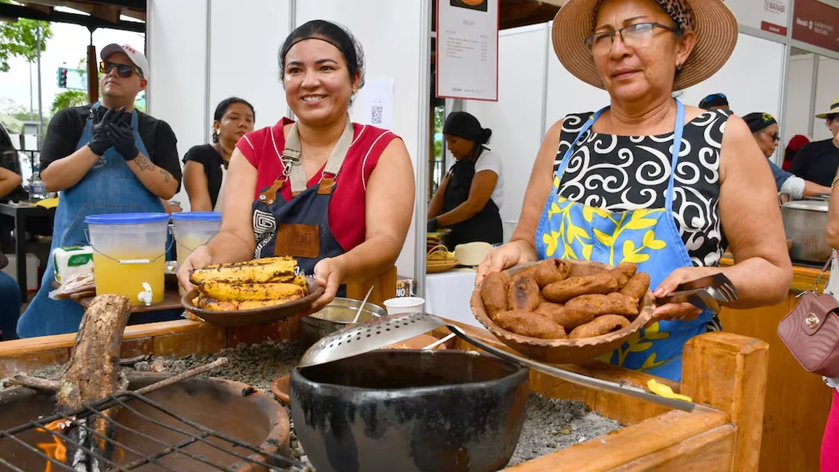 Público recorriendo stands de comida tradicional manabita en el festival gastronómico