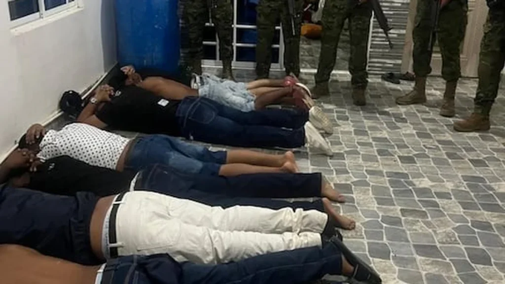 Militares y policías en allanamiento contra miembros de bandas en Monte Sinaí