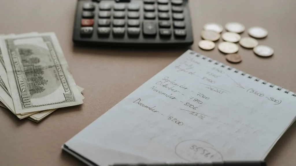 Persona revisa sus finanzas personales para planificar el ahorro