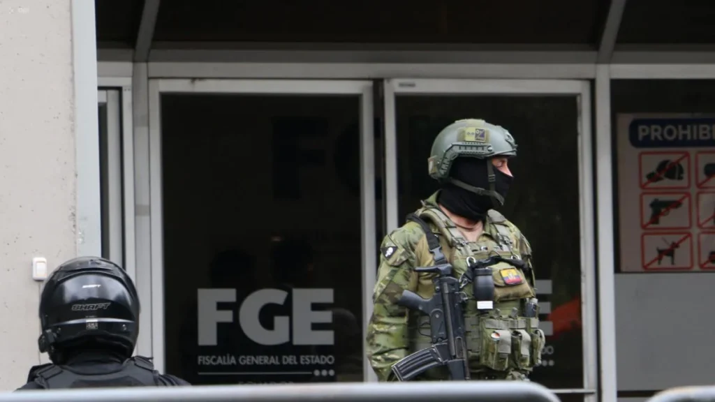 Fachada institucional de la Fiscalía General del Estado en Quito durante diligencias judiciales