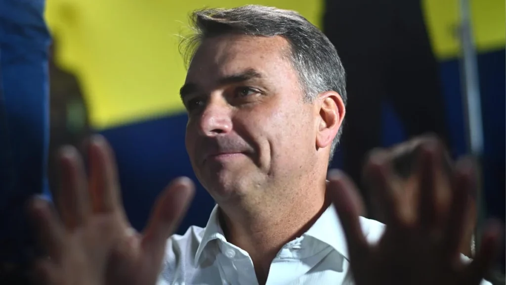 El senador Flávio Bolsonaro durante una conferencia de campaña en Brasilia