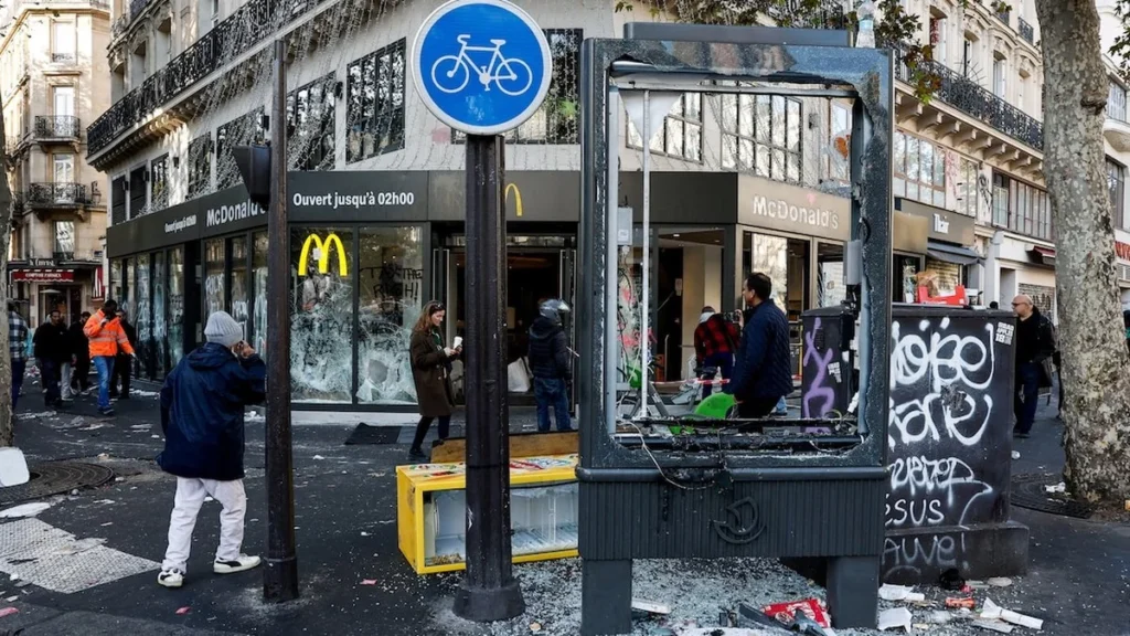Disturbios y presencia policial durante toque de queda en Francia