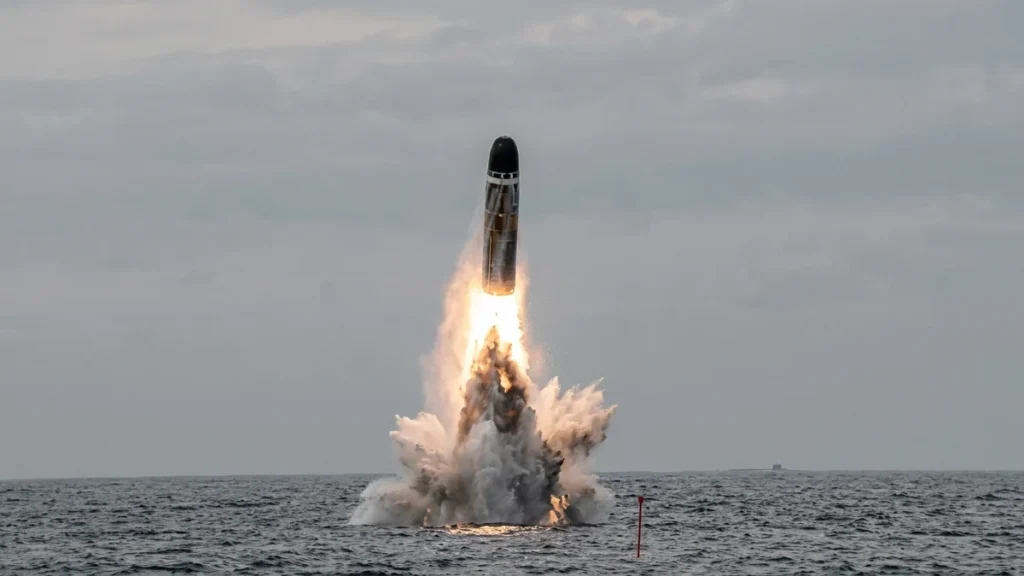 Lanzamiento de prueba de misil balístico desde submarino nuclear en el océano
