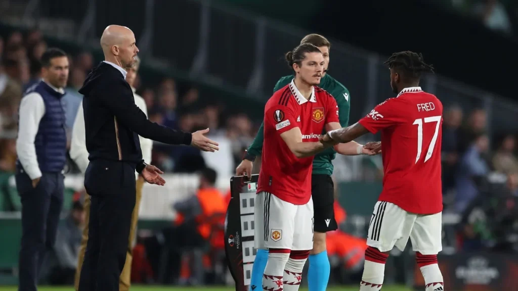 Fred con la camiseta del Manchester United junto a Erik ten Hag