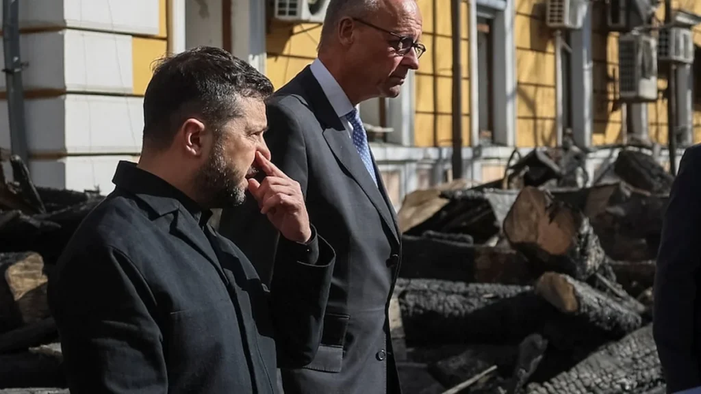 El canciller alemán Friedrich Merz junto al presidente ucraniano Volodímir Zelenski en Kiev