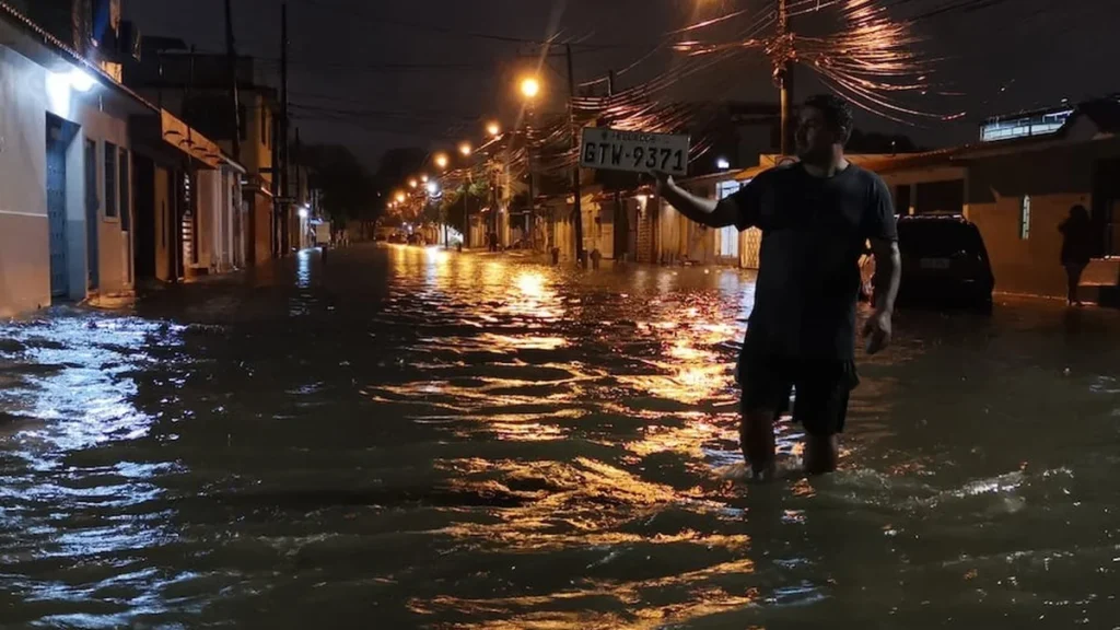 Afectaciones viales y acumulación de agua por lluvias en Ecuador