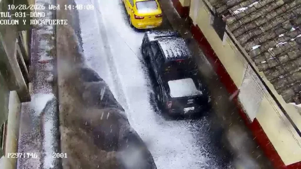 Viviendas anegadas y calles cubiertas de granizo tras temporal en Tulcán Carchi