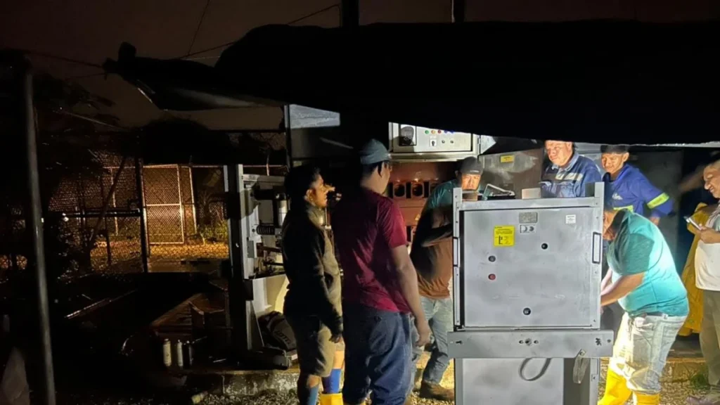 Moradores de Playas esperando tanqueros de agua potable en una esquina urbana