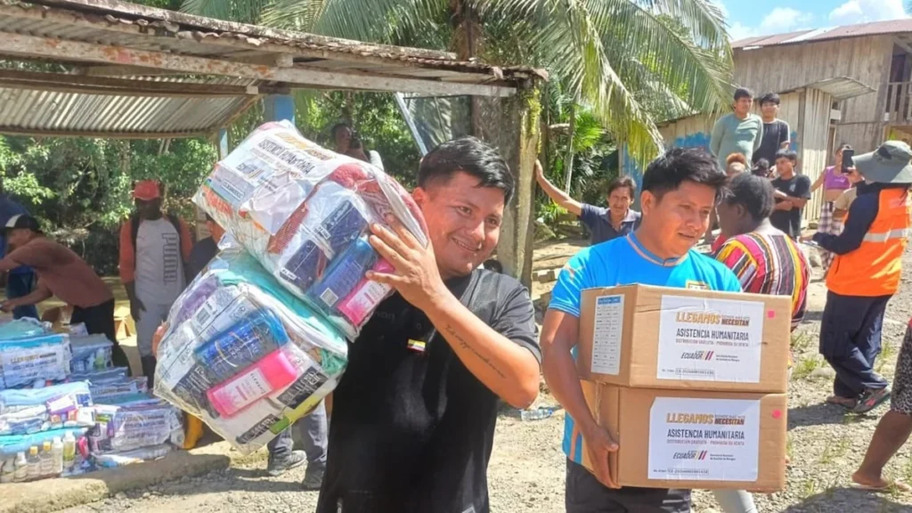 Entrega de asistencia humanitaria a familias damnificadas por lluvias