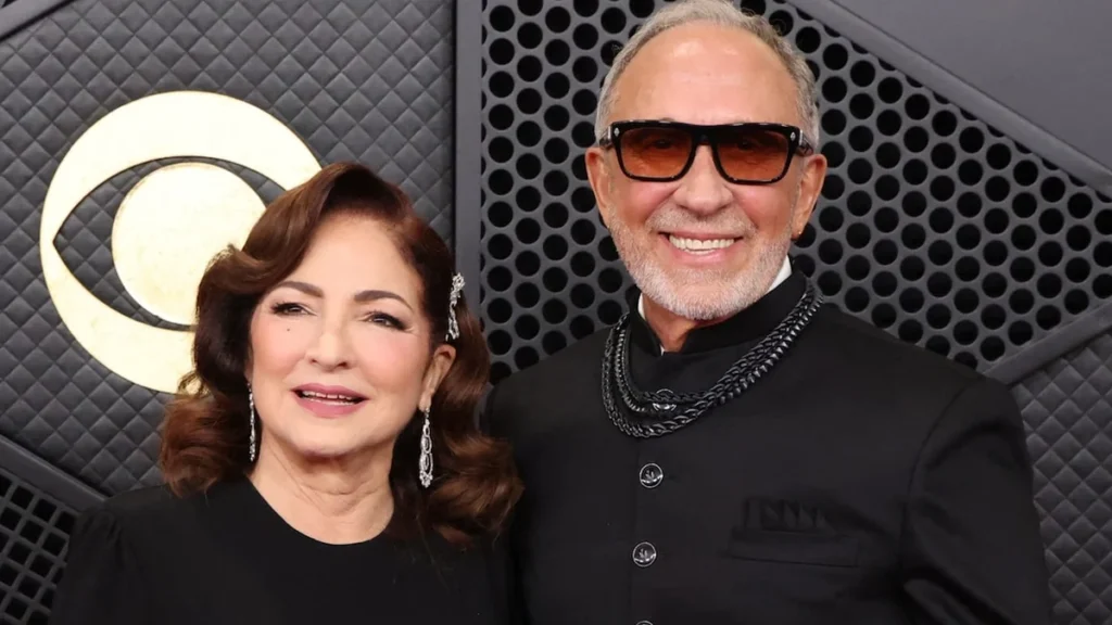 Gloria y Emilio Estefan sonriendo juntos en evento artístico