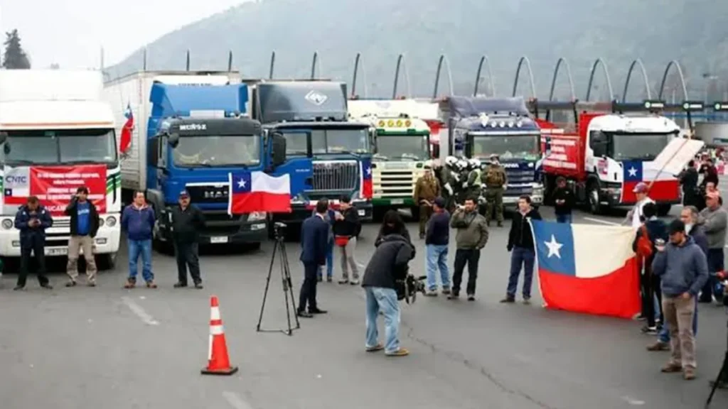 Camiones estacionados en autopista durante el paro de camioneros en Chile