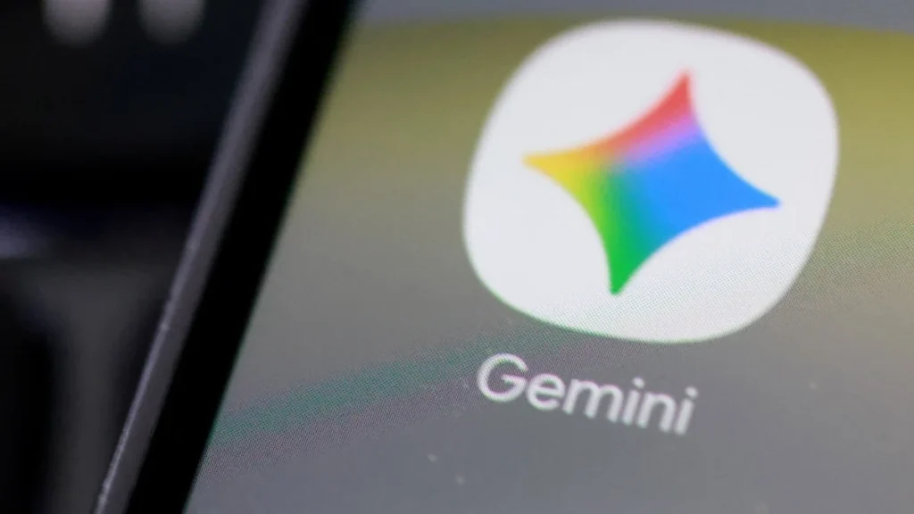 Logotipo de la inteligencia artificial Google Gemini en una pantalla digital