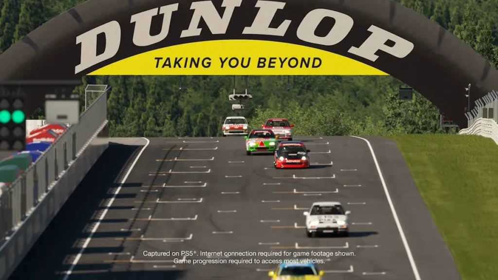 Bólido deportivo de alta gama recorriendo un circuito en Gran Turismo 7