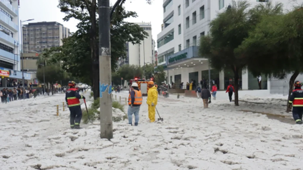 Acumulación de granizo y agua en avenida de Quito durante fuerte temporal
