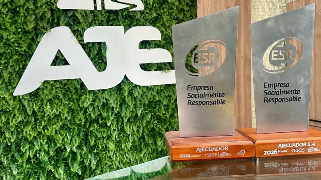 Entrega del Distintivo Empresa Socialmente Responsable a ejecutivos de Grupo AJE