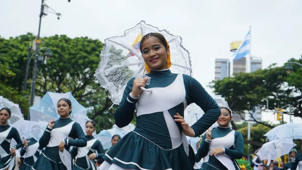 Ciudadanos y familias disfrutando de actividades cívicas y turísticas en Guayaquil
