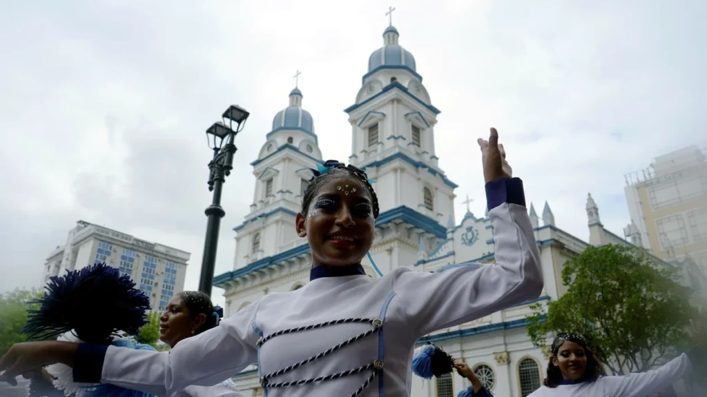 Ofrendas florales y autoridades civiles frente al monumento a los Próceres en Guayaquil