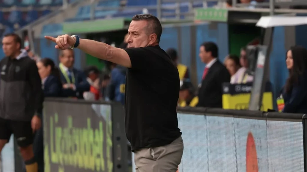 Guillermo Sanguinetti director técnico de Macará en rueda de prensa en Ambato