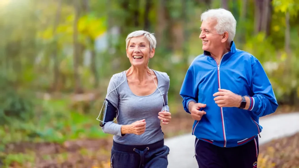 Pareja de adultos mayores trotando y haciendo ejercicio juntos en un parque