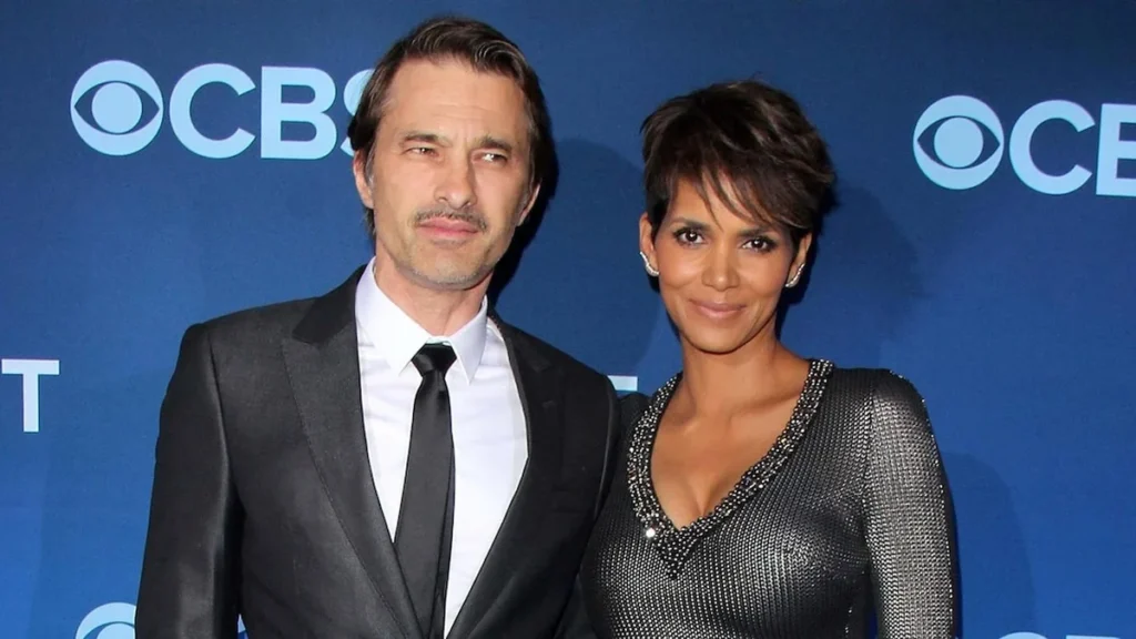 Actriz Halle Berry en alfombra roja de evento cinematográfico en Los Ángeles