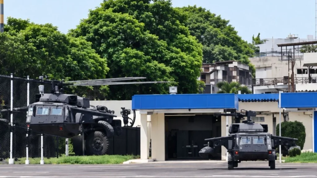 Helicóptero táctico militar Black Hawk en pista aérea militar de Ecuador