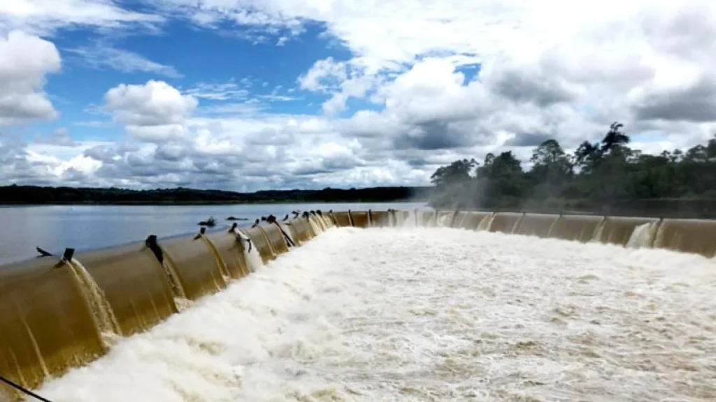 Instalaciones de generación y turbinas en una central hidroeléctrica del Austro ecuatoriano