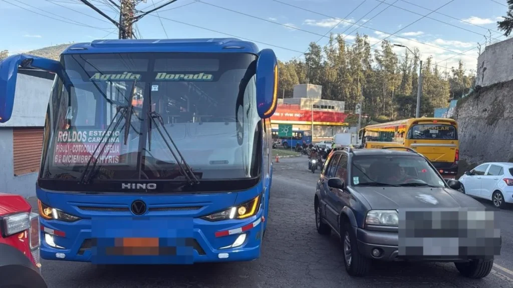 Agentes atienden siniestro de tránsito en avenida Galo Plaza Lasso en Quito
