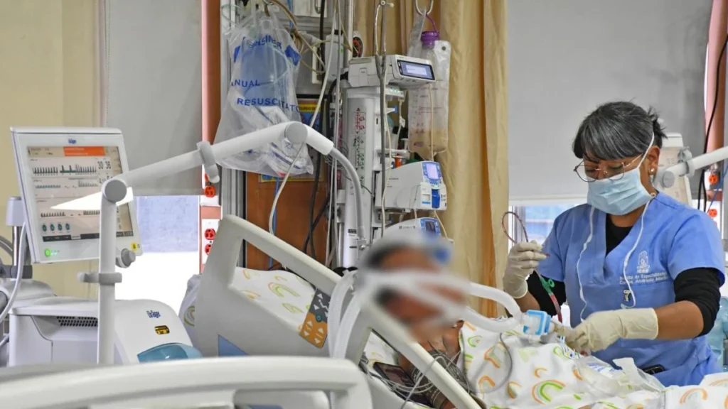 Personal médico y asistencial en las instalaciones del Hospital Carlos Andrade Marín de Quito