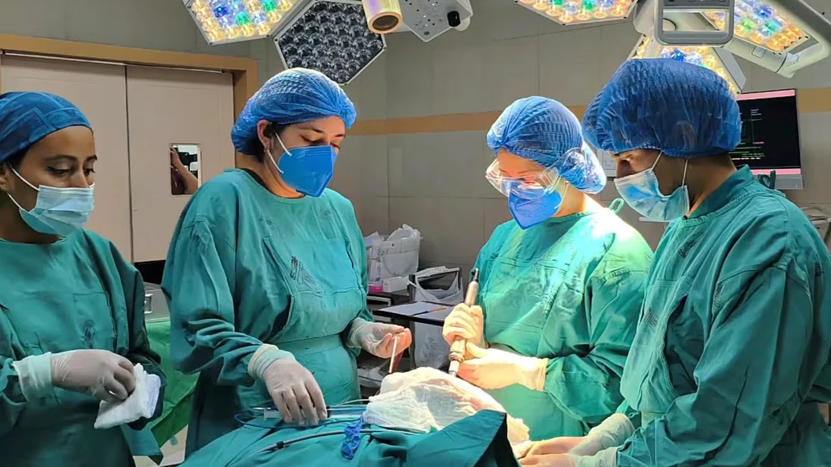 Equipo quirúrgico de neurocirugía en el Hospital General del IESS en Loja