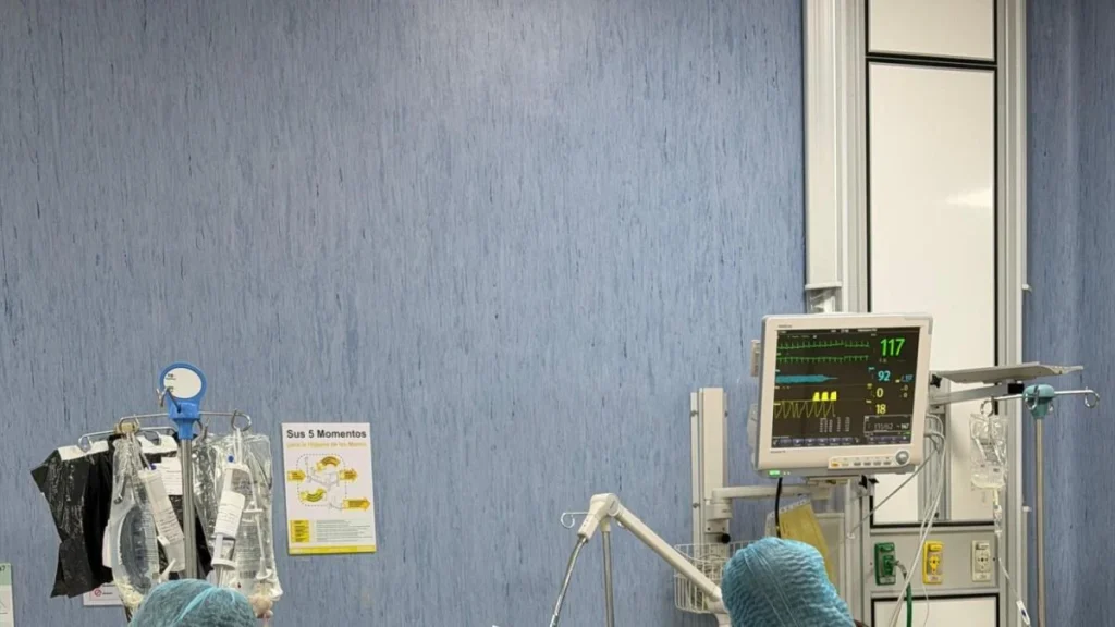 Fachada y accesos resguardados del Hospital General Monte Sinaí en Guayaquil