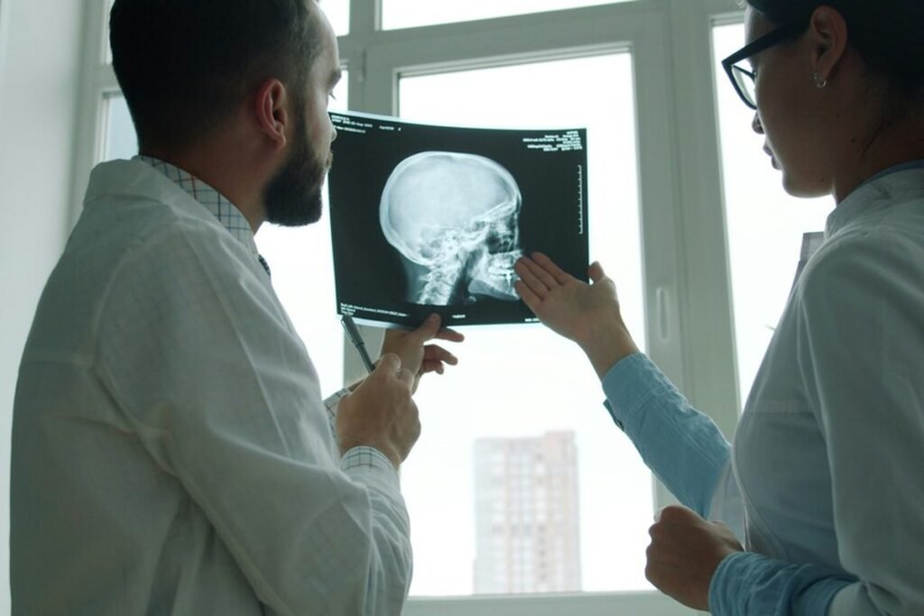 Hospitales emplean IA para diagnósticos precoces y desatan disputas con aseguradoras