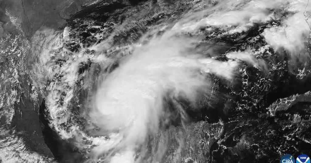 Alerta máxima en Estados Unidos: el huracán Isaías se intensifica en el Golfo y avanza hacia la costa sur